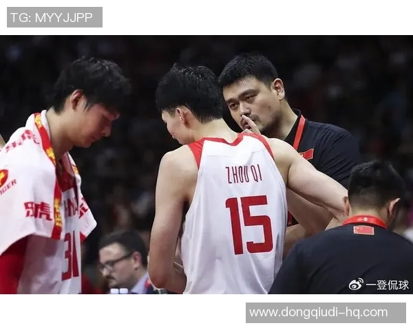 姚明半场单刀突破对手防线展现巨星风范引发全场欢呼